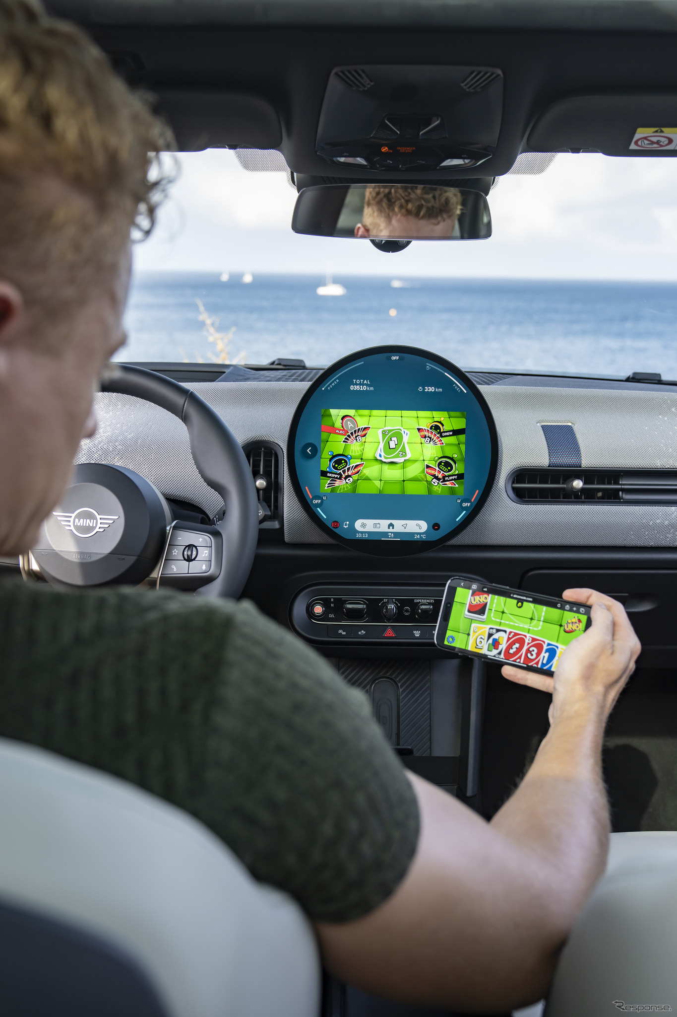 MINI『クーパーC』新型が人気カードゲーム「UNO」を車載化