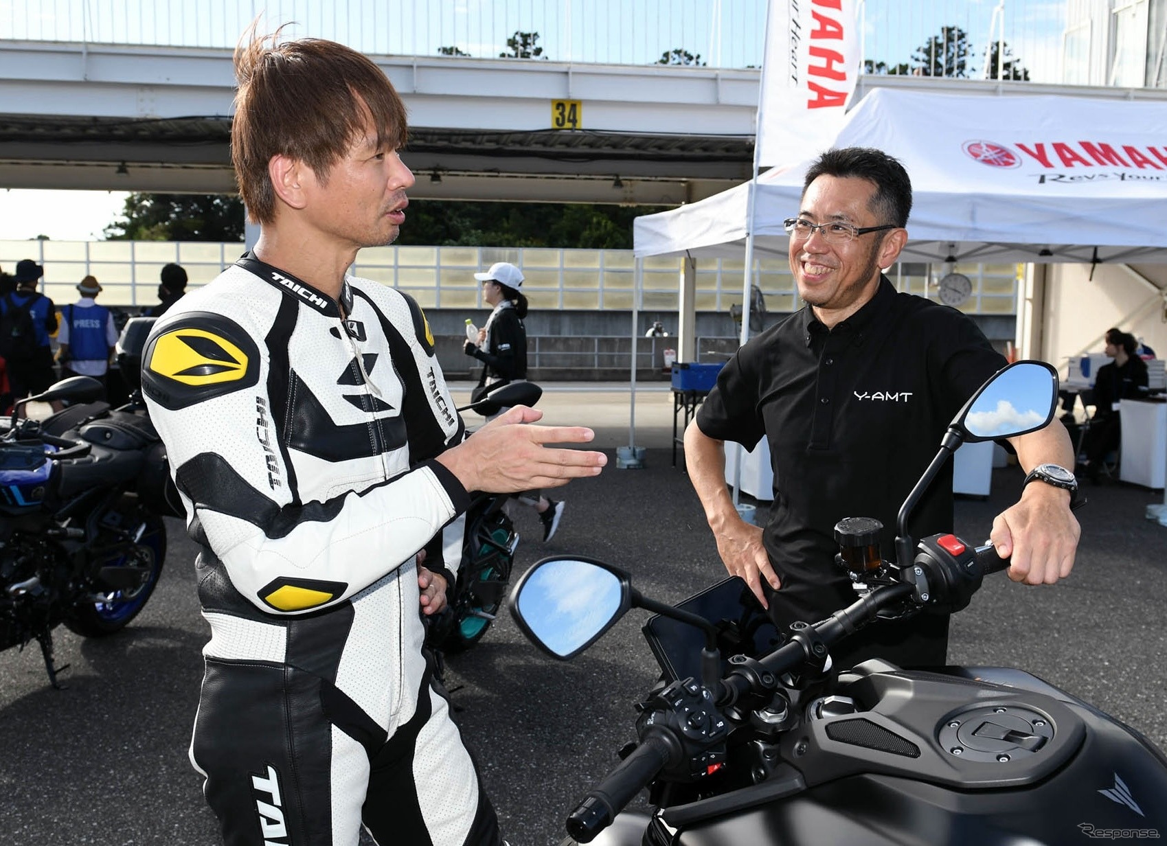 筆者・青木タカオ（左）とプロジェクトリーダーの津谷晃司さん（右）