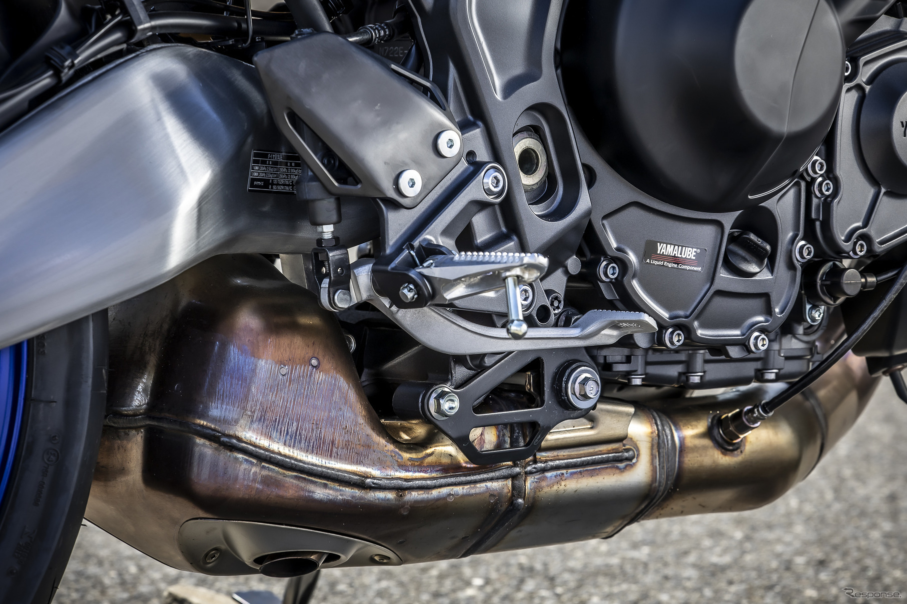 熟成を重ね、さまざまなモデルに採用されるDOHC並列3気筒の888ccエンジン。国産唯一のパッケージで、ヤマハらしい気持ちよさと速さを約束。