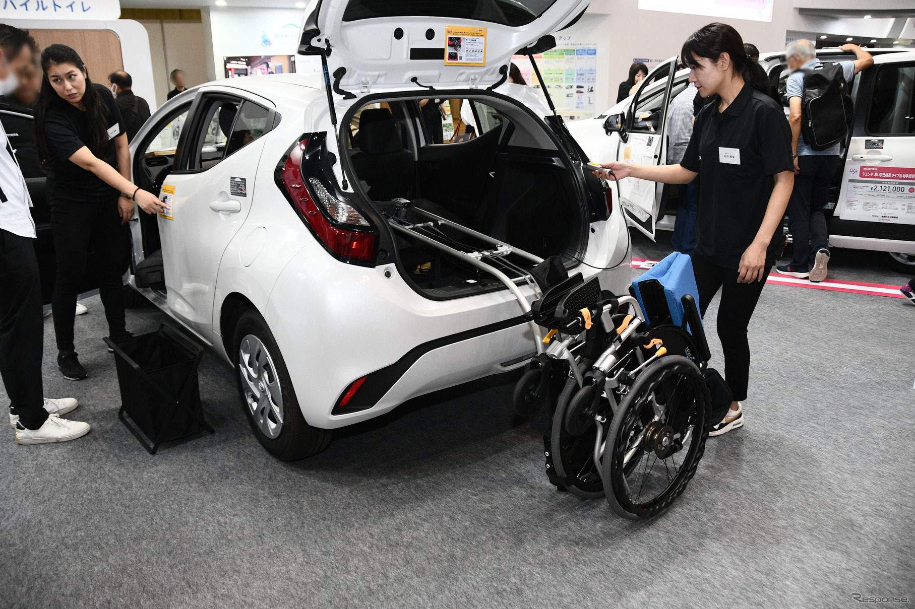 トヨタ自動車／車いす収納装置