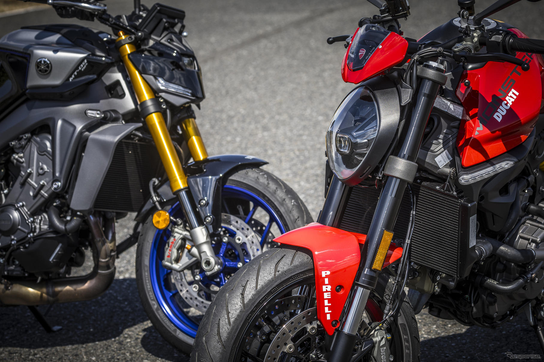 ヤマハ MT-09 SP（左）とドゥカティ モンスター＋（右）