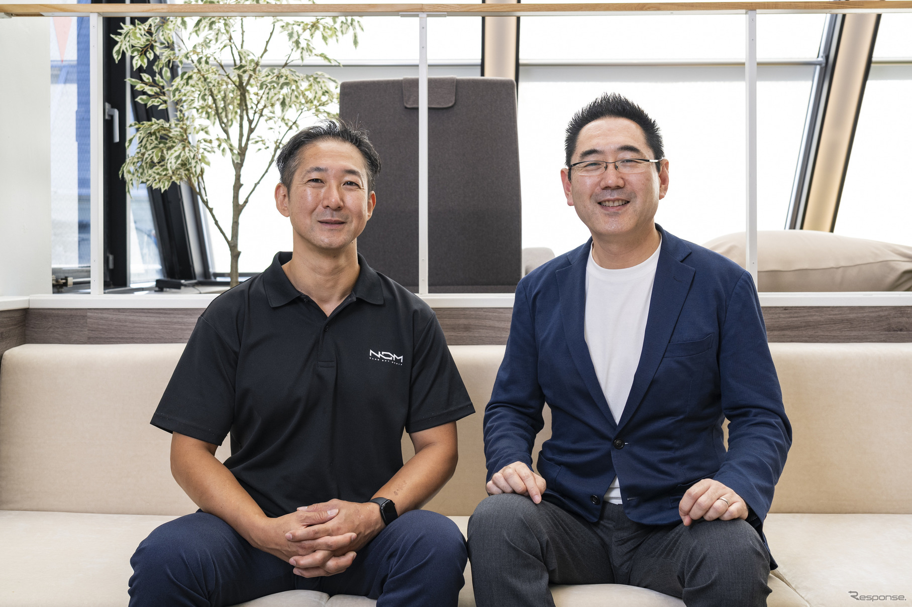 ナノオプト・メディア 代表取締役社長 大嶋康彰氏（左）と、レスポンス編集長の三浦和也（右）