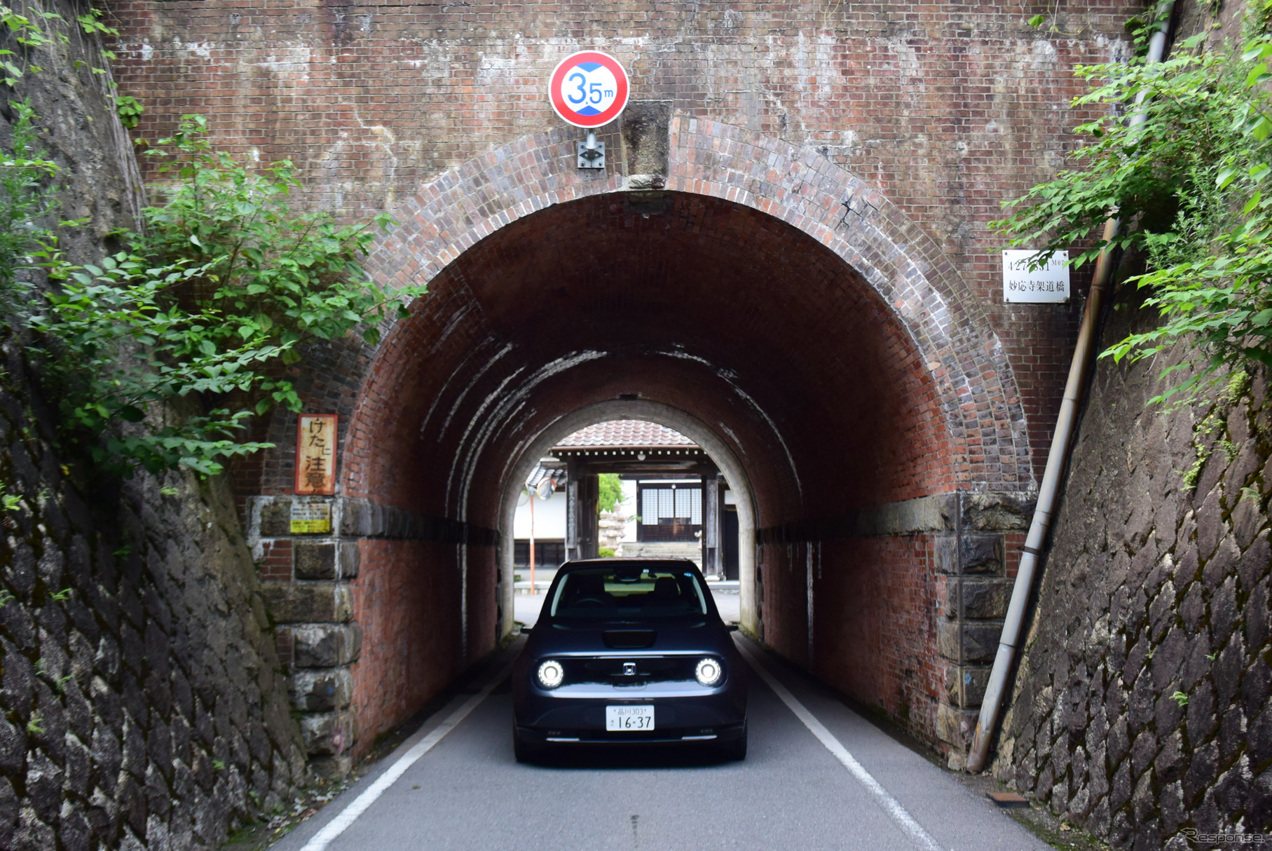 Honda e。中山道の数ある宿場町のひとつ、今須宿にて。
