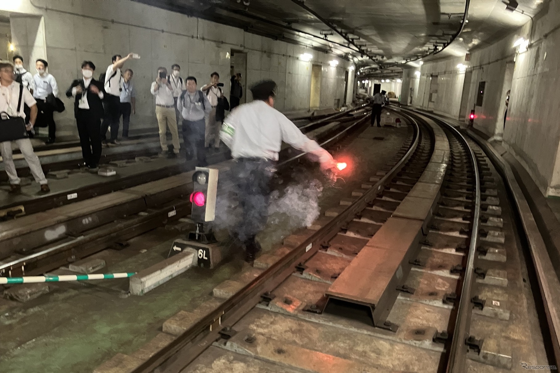 都営地下鉄異常時総合訓練：運転士が発炎筒を着火、設置