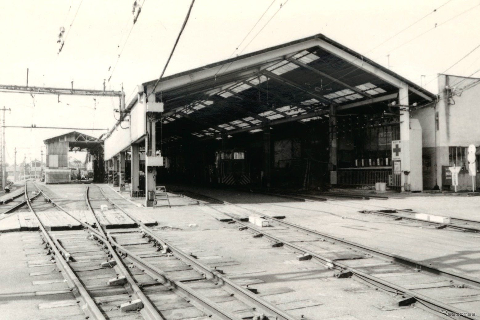 西武鉄道所沢車両工場：向かってひだりから1-2番線、3-4番線建屋（年代不明）