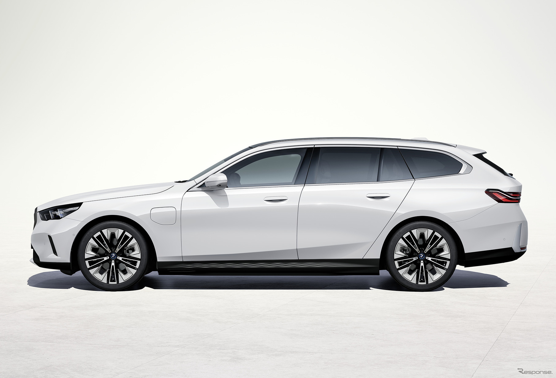 BMW『5シリーズツーリング』新型にPHEVの「550e」が加わる（写真は530e）