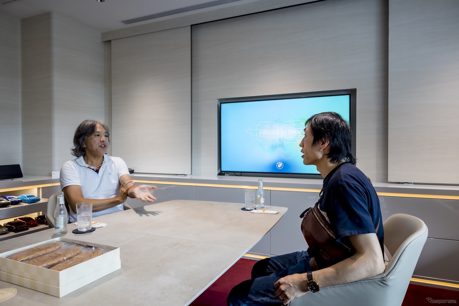 クルマ談義を繰り広げるモータージャーナリスト九島辰也氏（左）と参加者の太田さん（右）