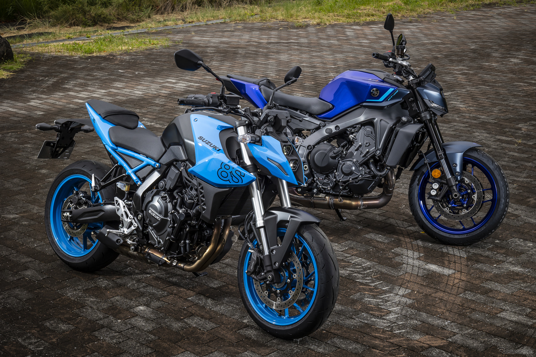 スズキ GSX-8S（左）とヤマハ MT-09（右）