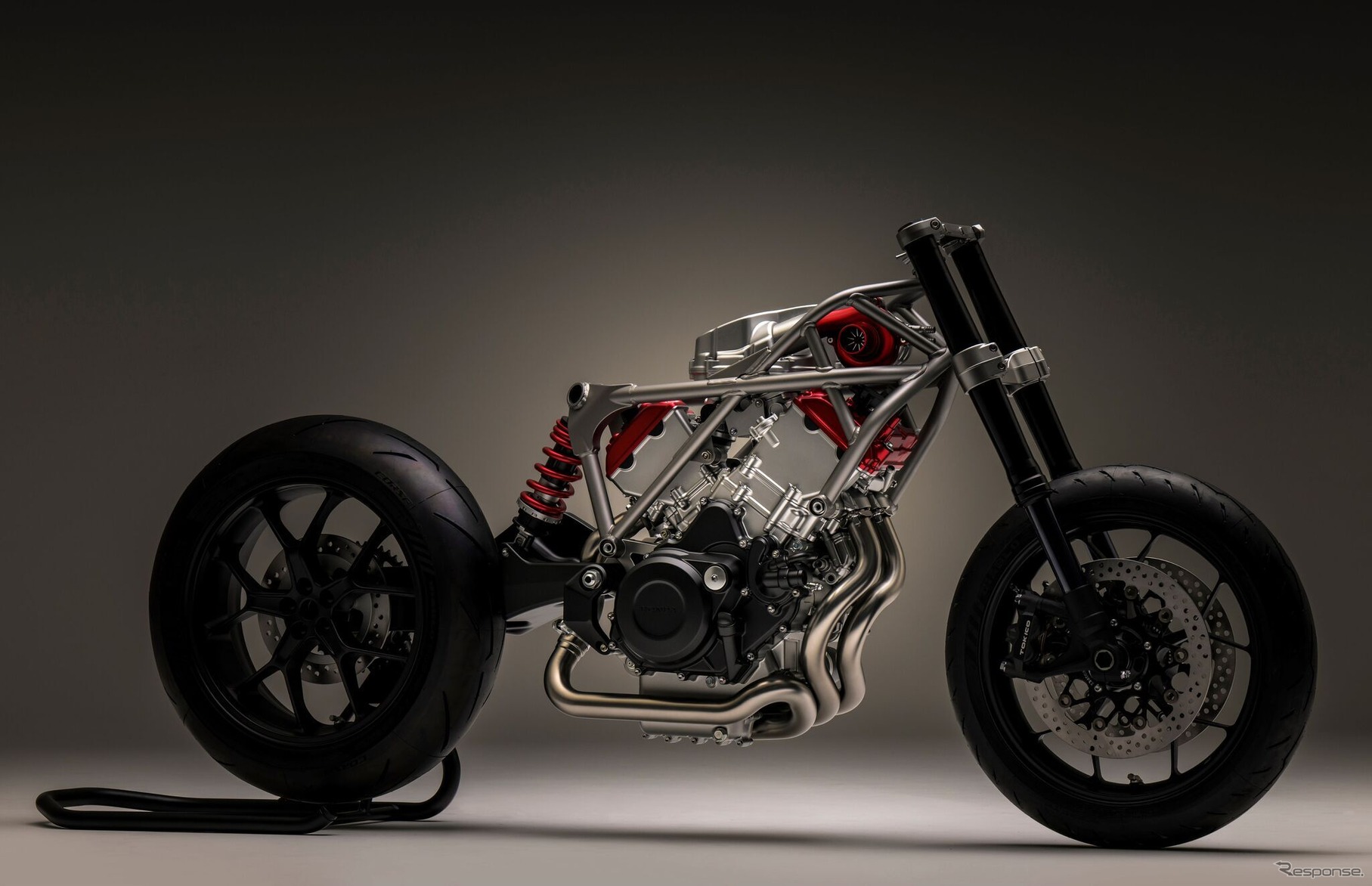 ホンダの電動過給機付きV型3気筒エンジンを搭載するコンセプトバイク