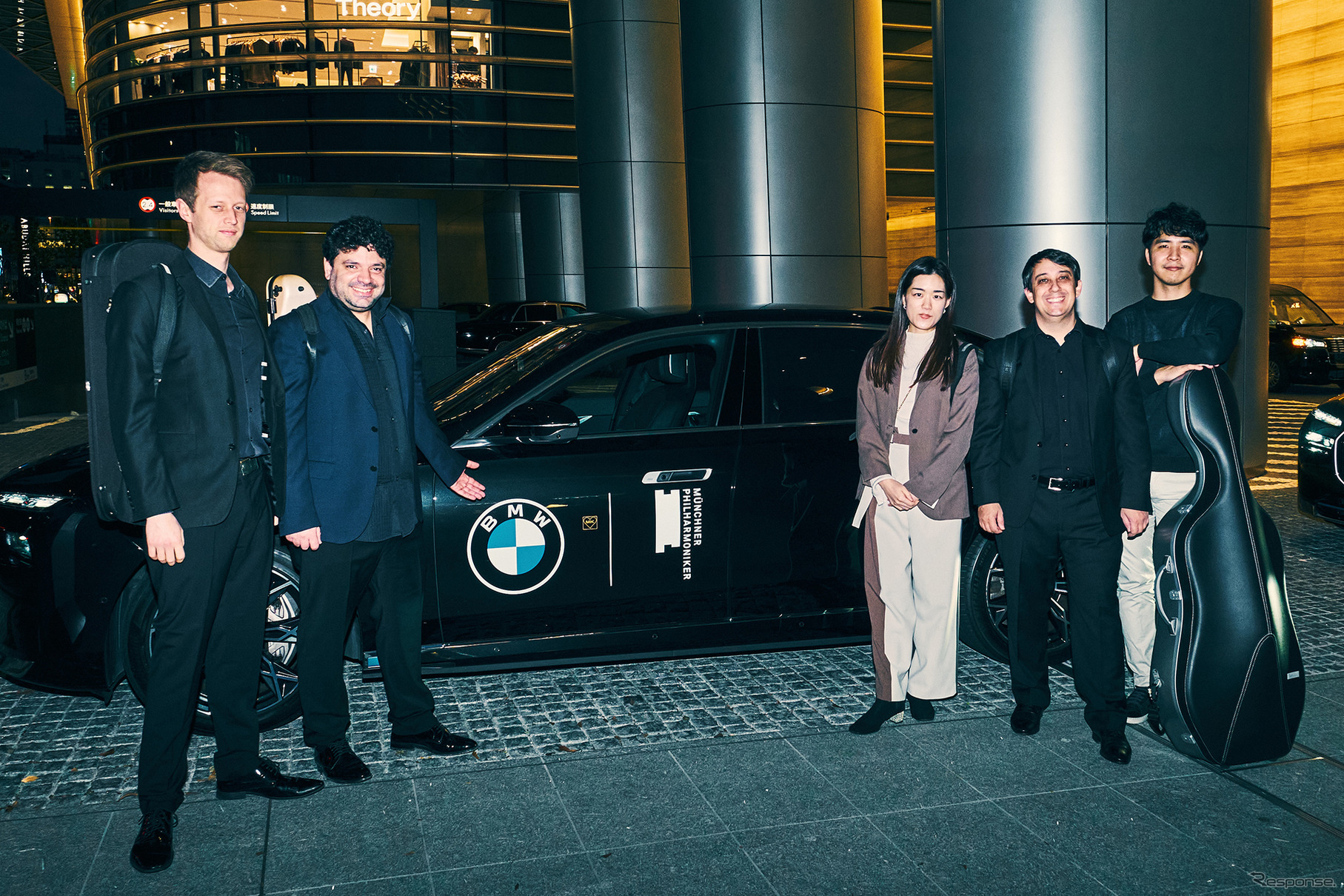日頃は自転車で通勤するメンバーもいい中、BMW7シリーズによる送迎に感激の様子