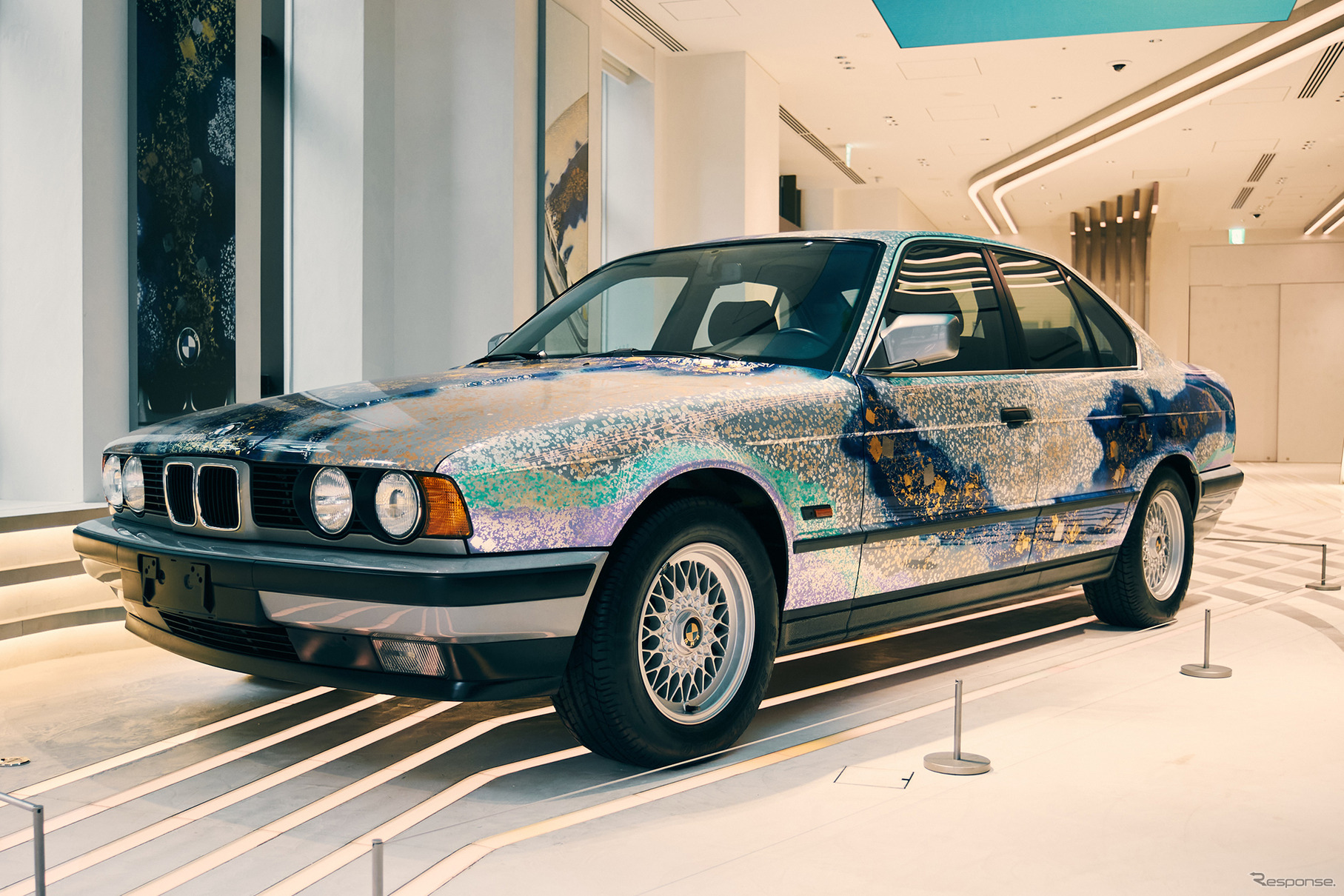 日本画家の加山又造氏によって制作され、1990年にお披露目されたアート車両。ベースはBMW535i