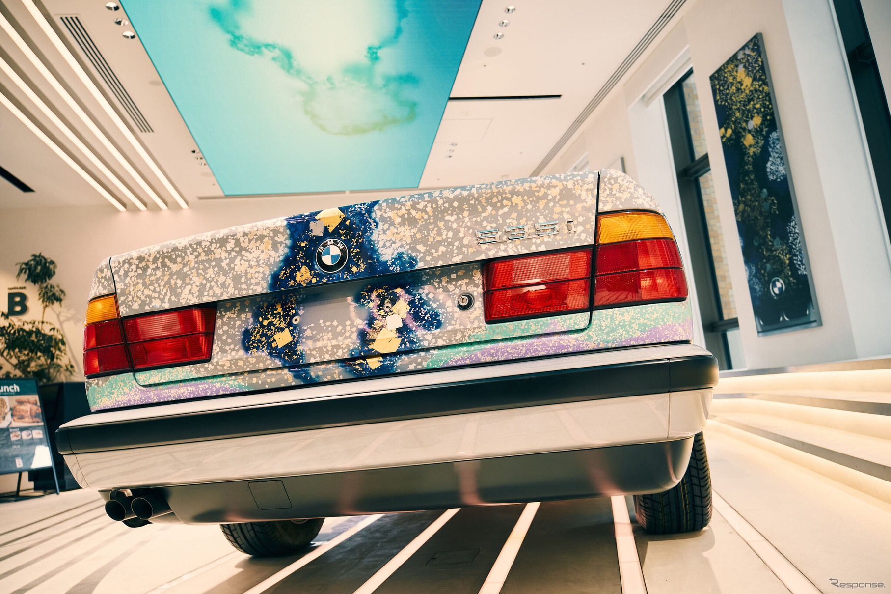 日本画家の加山又造氏によって制作され、1990年にお披露目されたアート車両。ベースはBMW535i