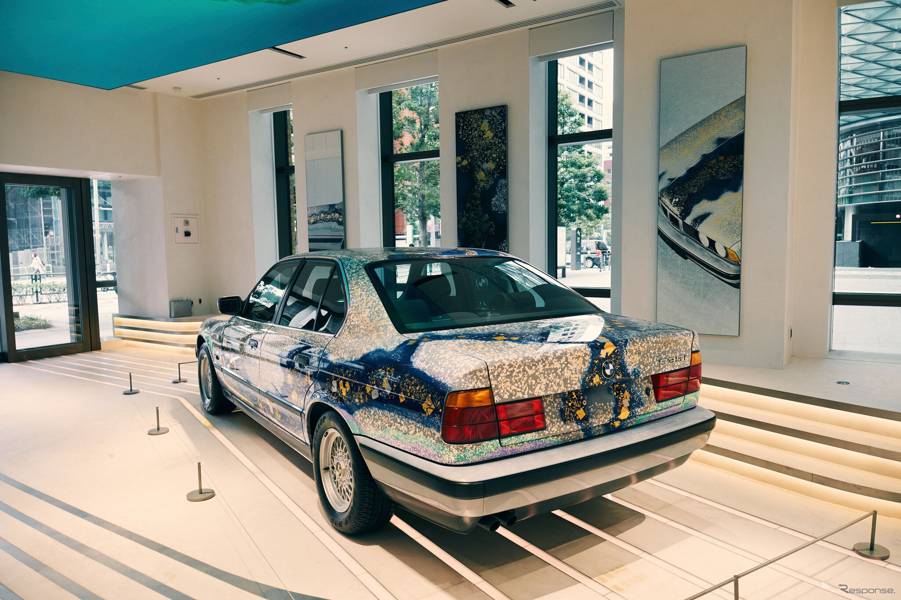 日本画家の加山又造氏によって制作され、1990年にお披露目されたアート車両。ベースはBMW535i