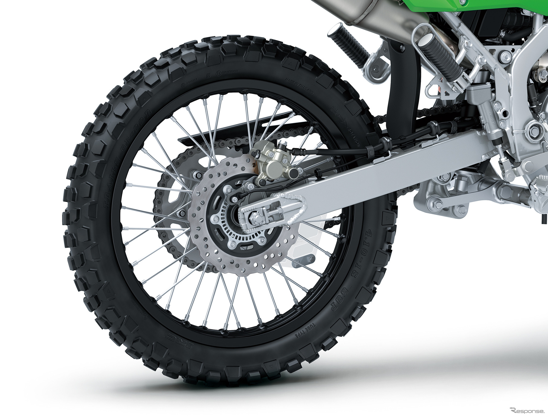 オフロード専用モデルKLX230Rと同様のアルミスイングアームとブラック仕上げの前後アルミリム