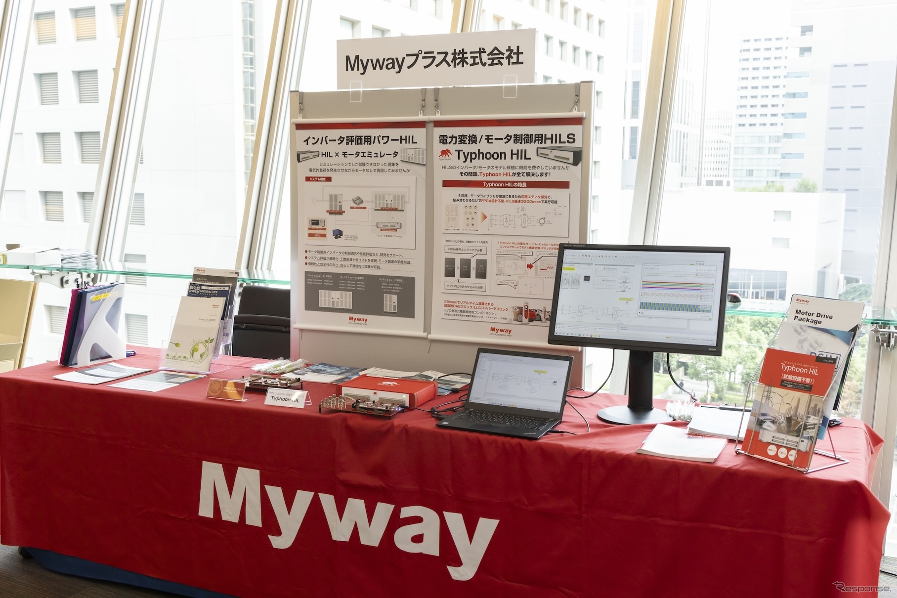 Maywayプラスは、電力変換やモータ制御の試験環境を机上に追う地区氏、デバック作業の大幅な工数削減が可能となるHILSを展示