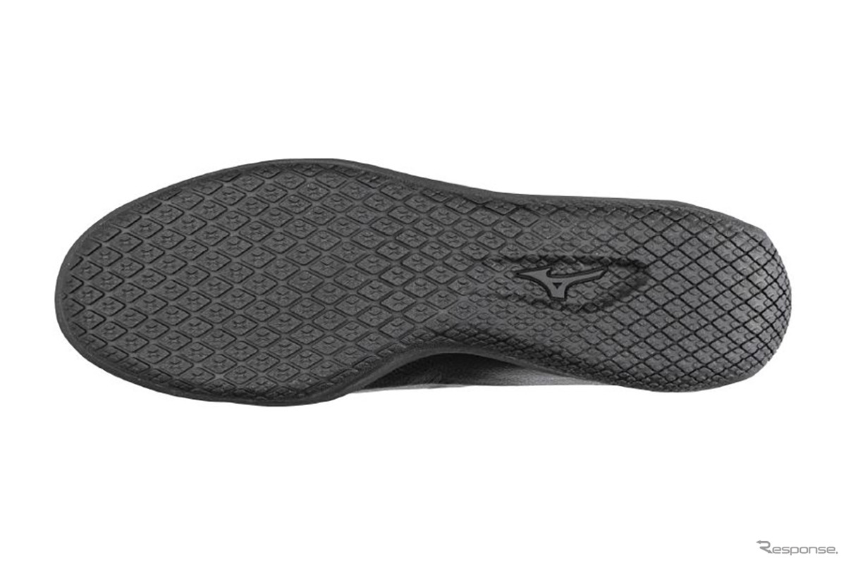 ミズノの新型ドライビングシューズ「BARECLUTCH L」