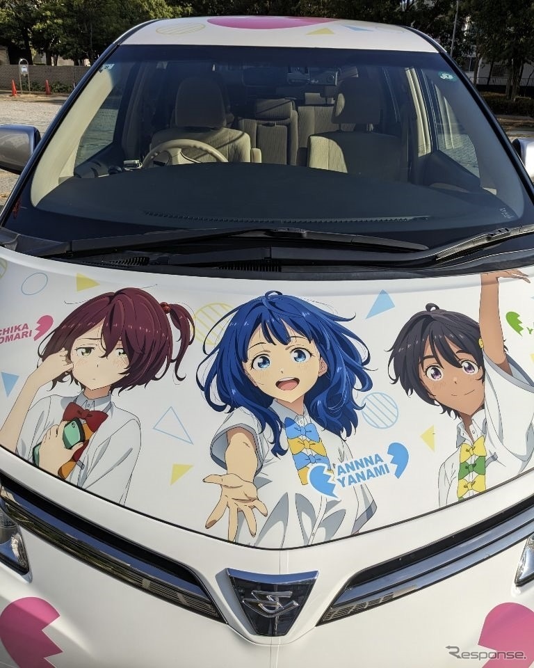 『負けヒロインが多すぎる！』ラッピング公用車