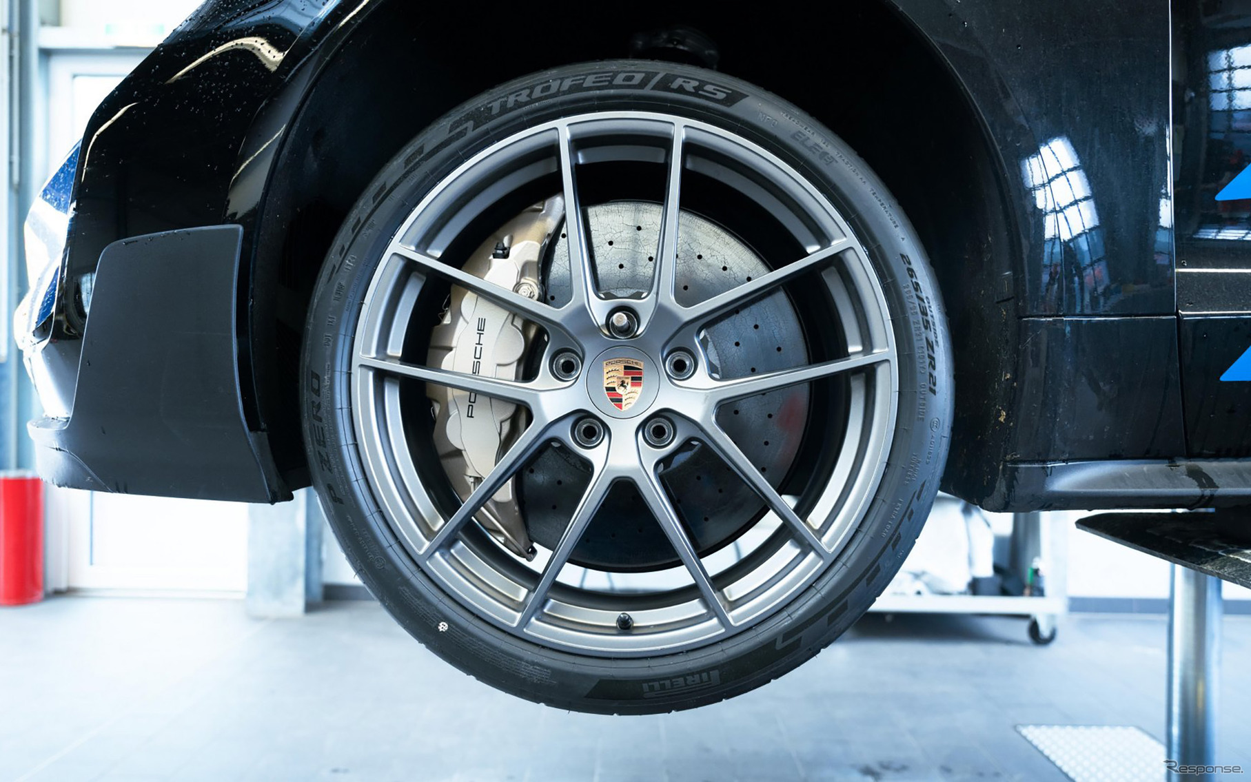 ポルシェ『タイカン ターボ GT』がピレリ「Pゼロ トロフェオ RS」を装着し世界のサーキットで新記録樹立