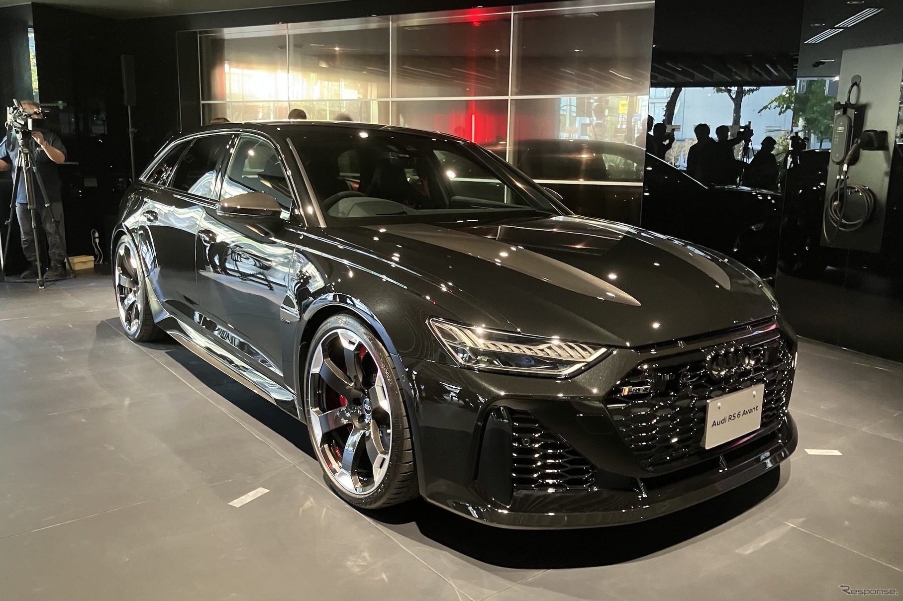 アウディ RS6アバントGT。車両左後方が透明有機ELパネル