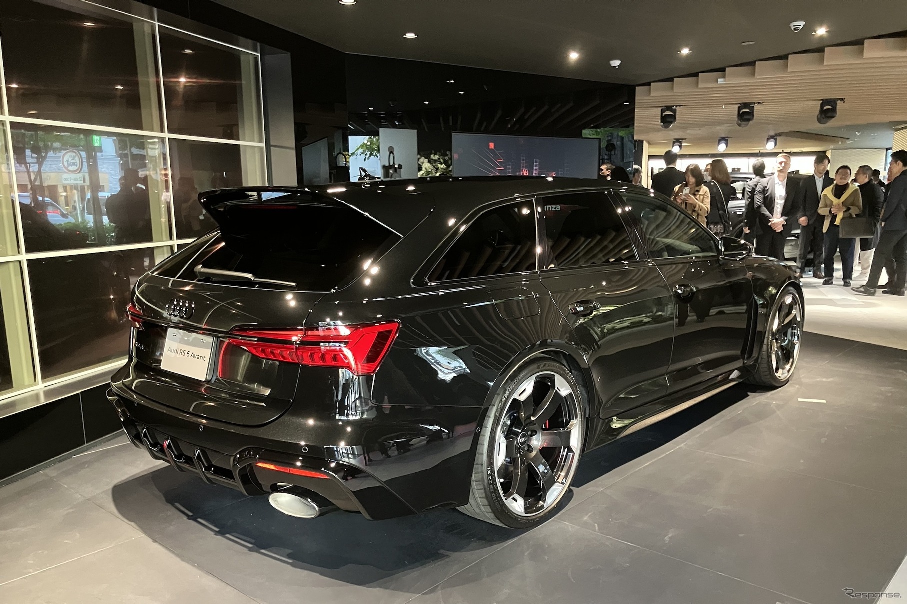 アウディ RS6アバントGT。車両左後方が透明有機ELパネル