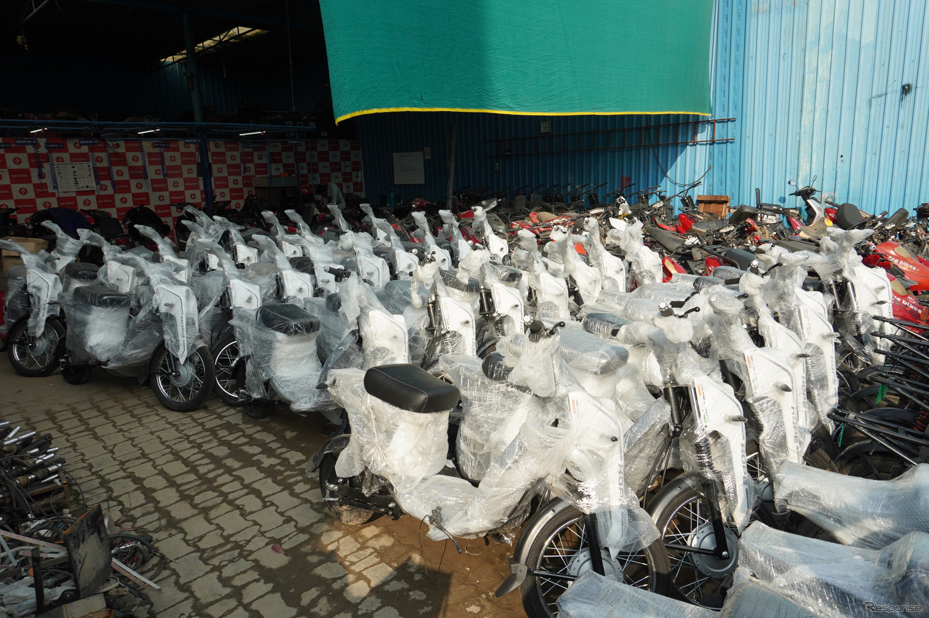 MBSIがバイクを提供するFAEBIKES（フェーバイク）のヤード。納入したての新車がずらり