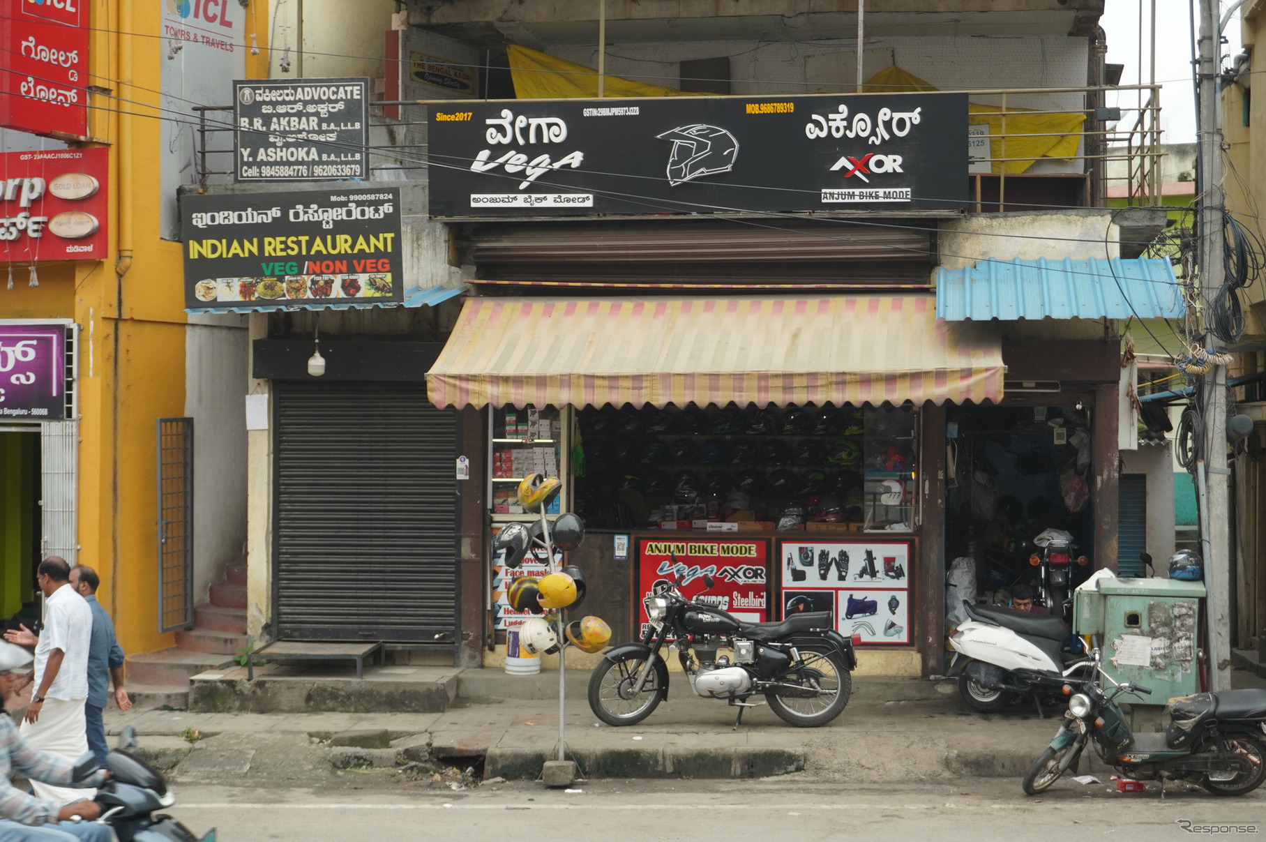 インド・バンガロール市内。バイク大国とあって、街のいたるところにバイク関連ショップが並ぶ