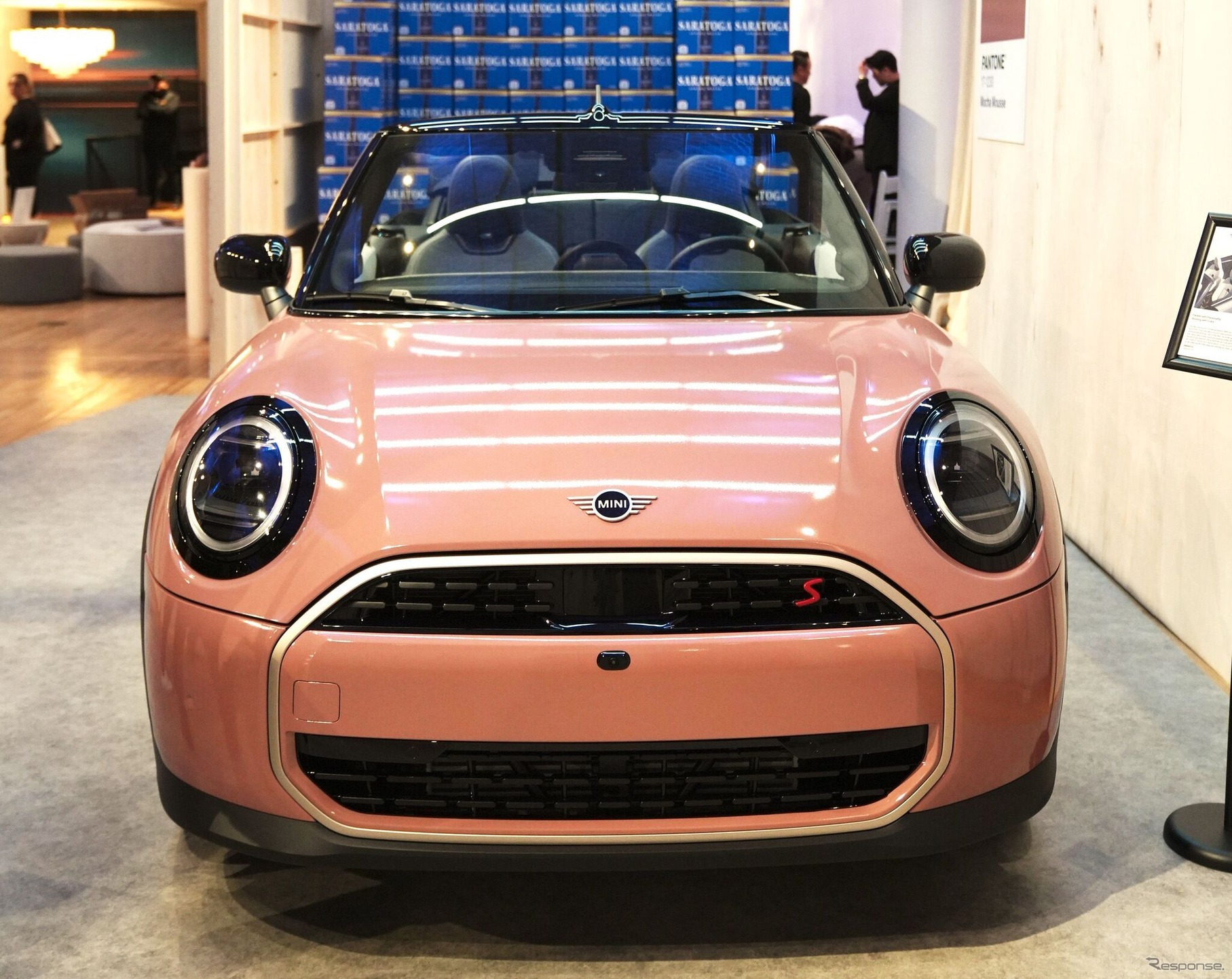 PANTONE（パントン）社が発表した2025年のテーマカラー「モカムース」で塗装された新型MINI『クーパーコンバーチブル』