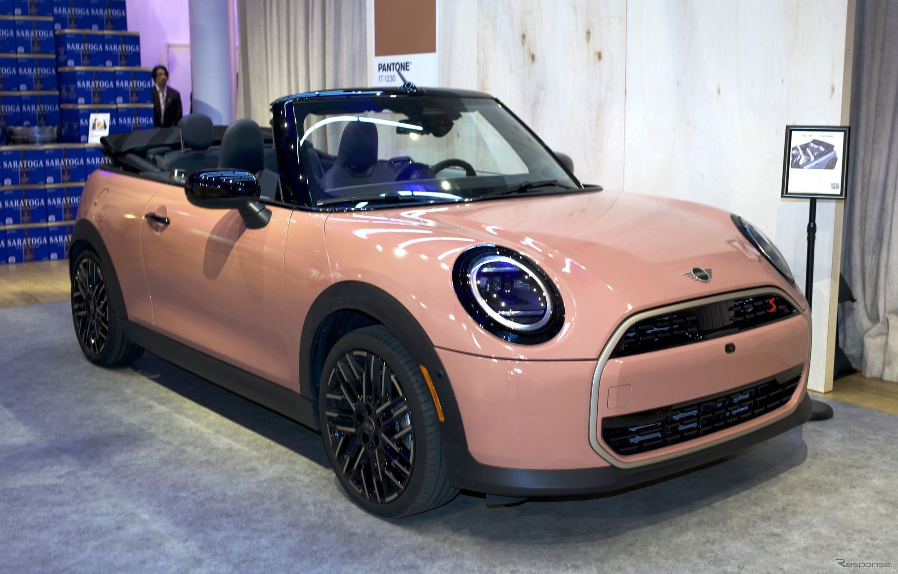 PANTONE（パントン）社が発表した2025年のテーマカラー「モカムース」で塗装された新型MINI『クーパーコンバーチブル』