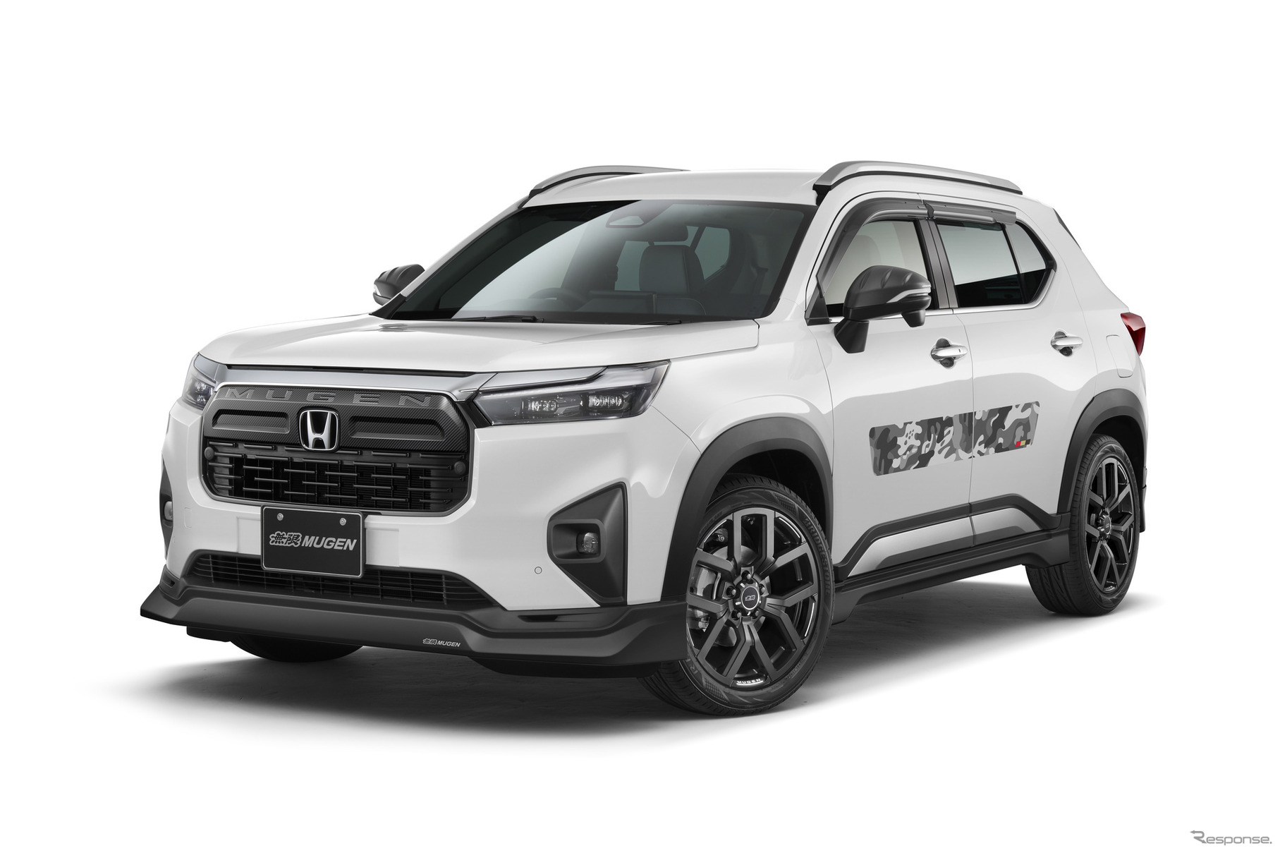 無限が開発中のホンダ『WR-V』用パーツ、エアロ：マットブラック／ホイール：フラットブラック