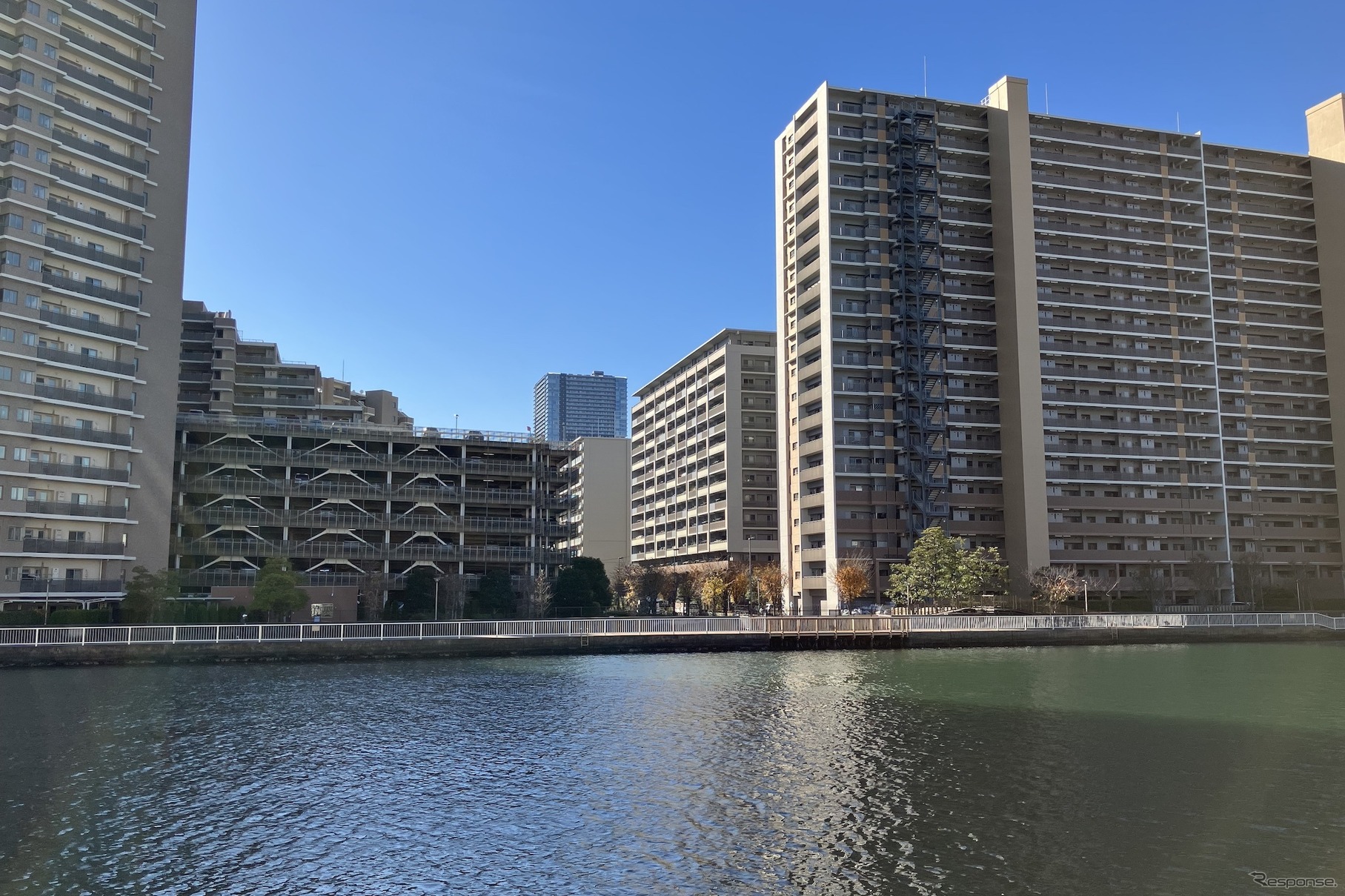 枝川から豊洲を臨む。画面中央が江257号の突き当たり、手前が豊洲運河