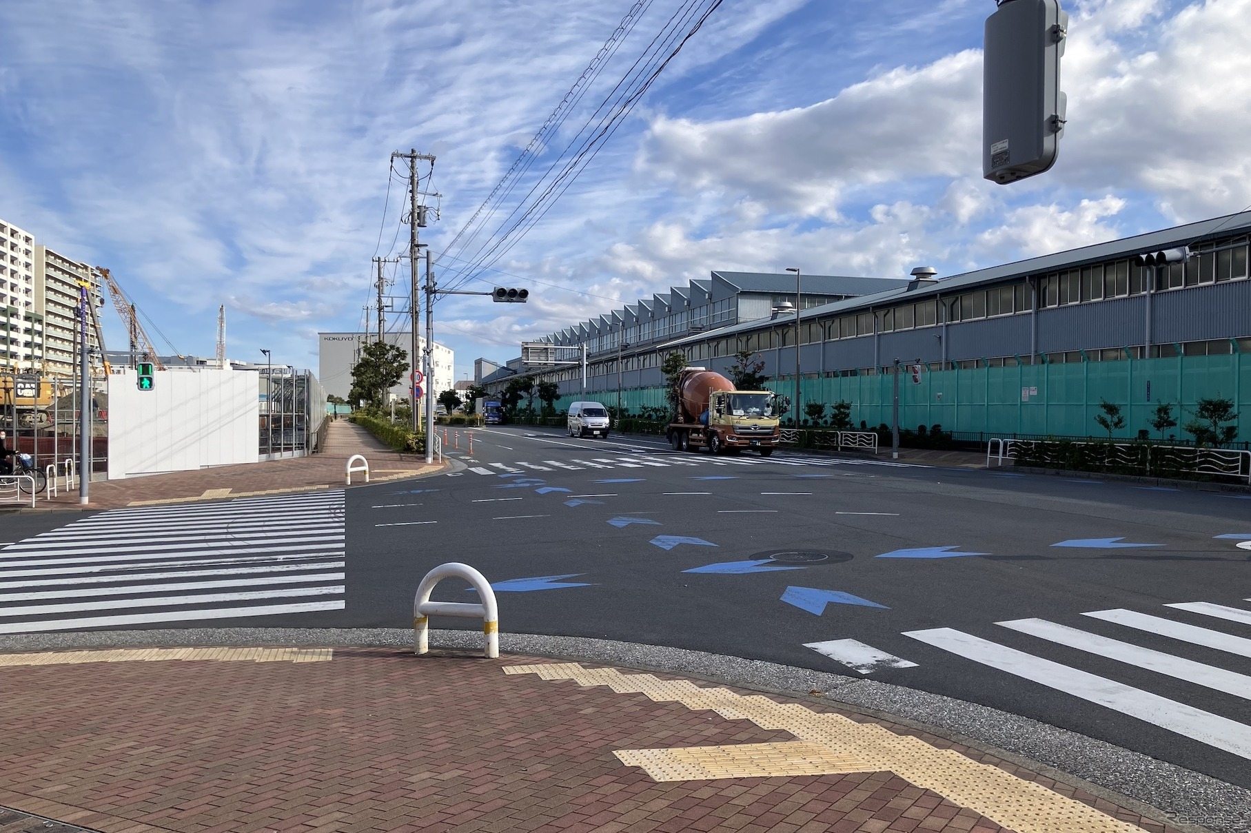 塩浜2丁目。右手は東京メトロの深川車両基地。延伸線は右が豊洲方面、左が住吉方面