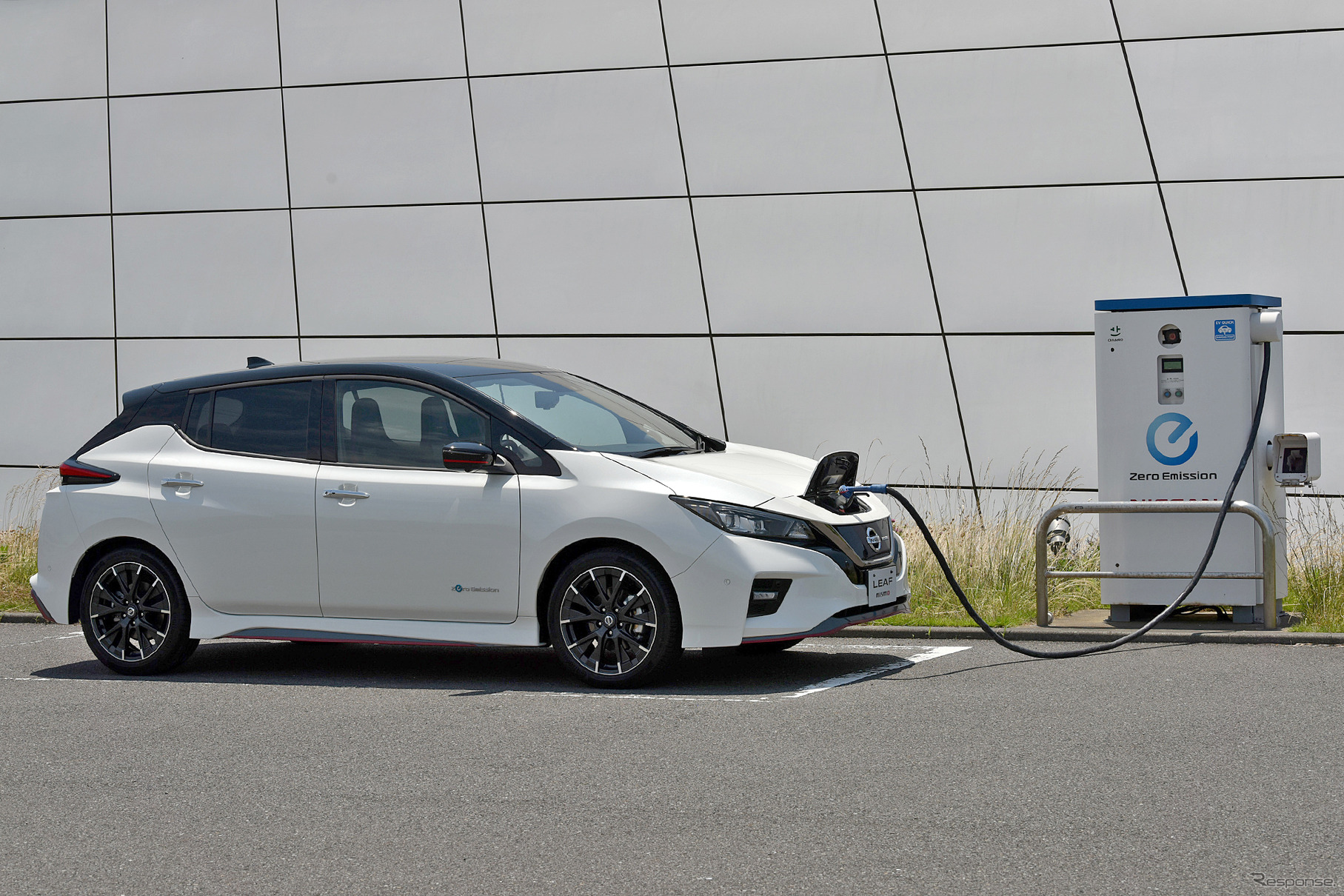充電する日産 リーフNISMO