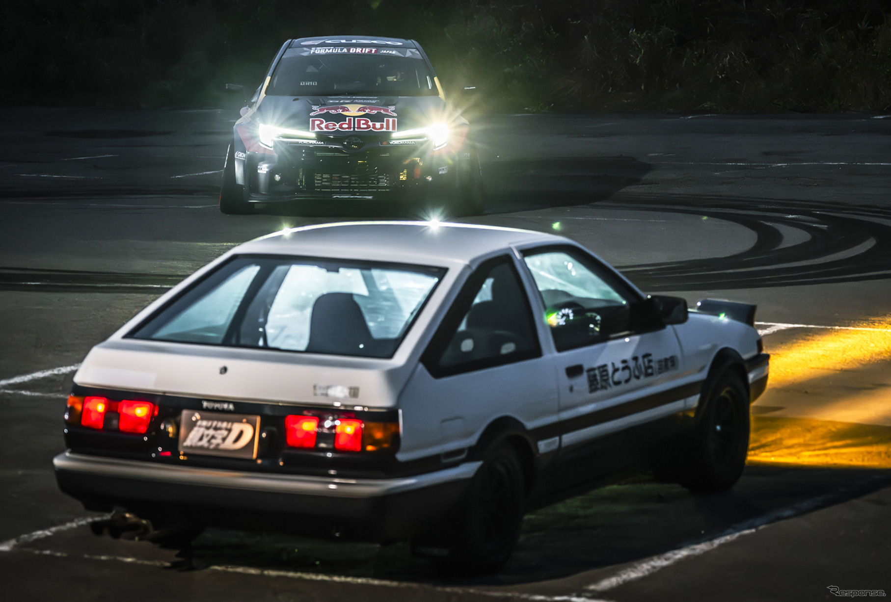 レッドブル・ジャパンが『頭文字D』とコラボ、ロバンペラの『GRカローラ』と藤原拓海の『AE86』が峠でバトル…東京オートサロン2025