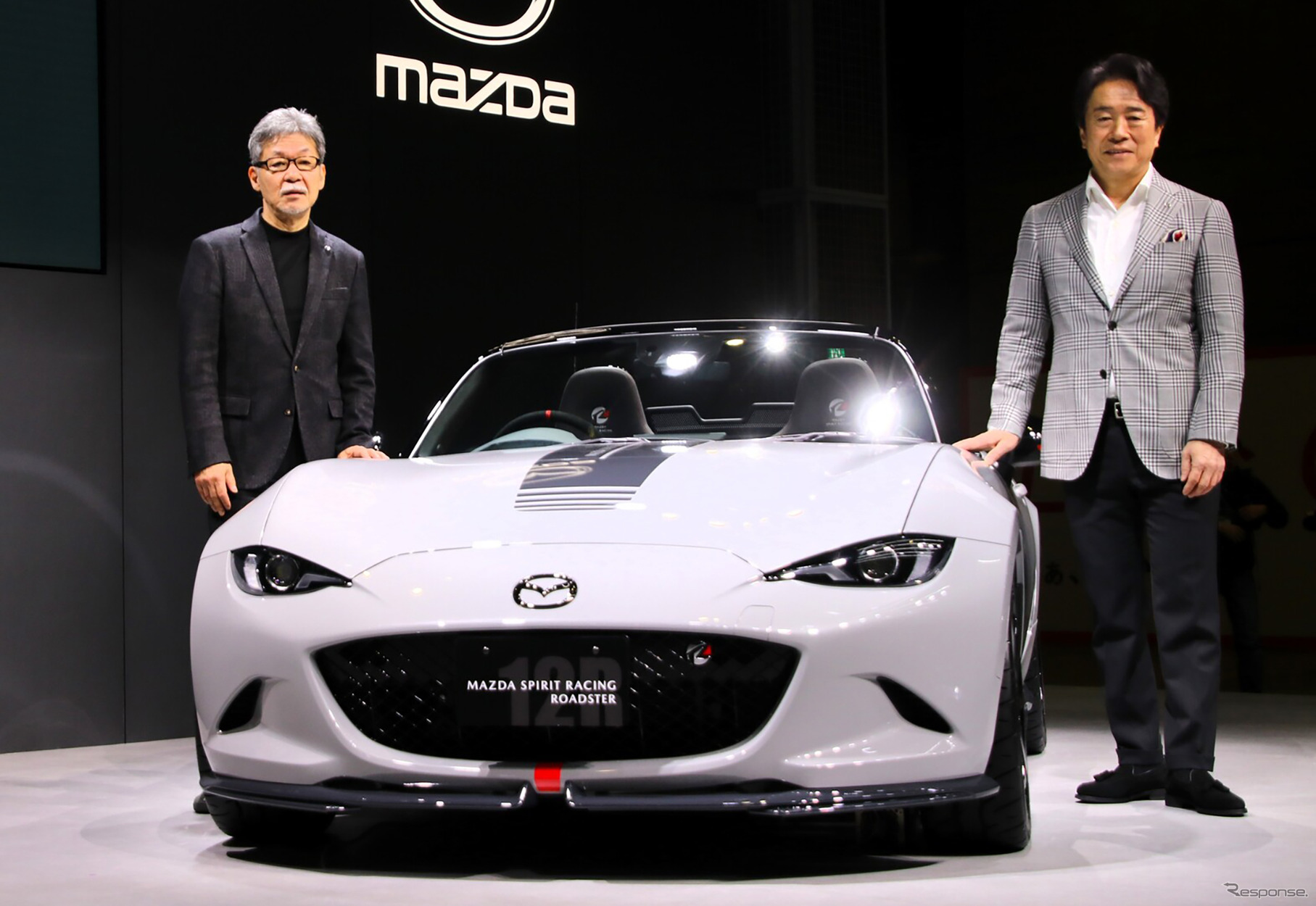 マツダ代表取締役社長兼CEOの毛籠勝弘氏（右）とマツダシニアフェローブランドデザイン兼MAZDA SPIRIT RACING代表の前田育男氏