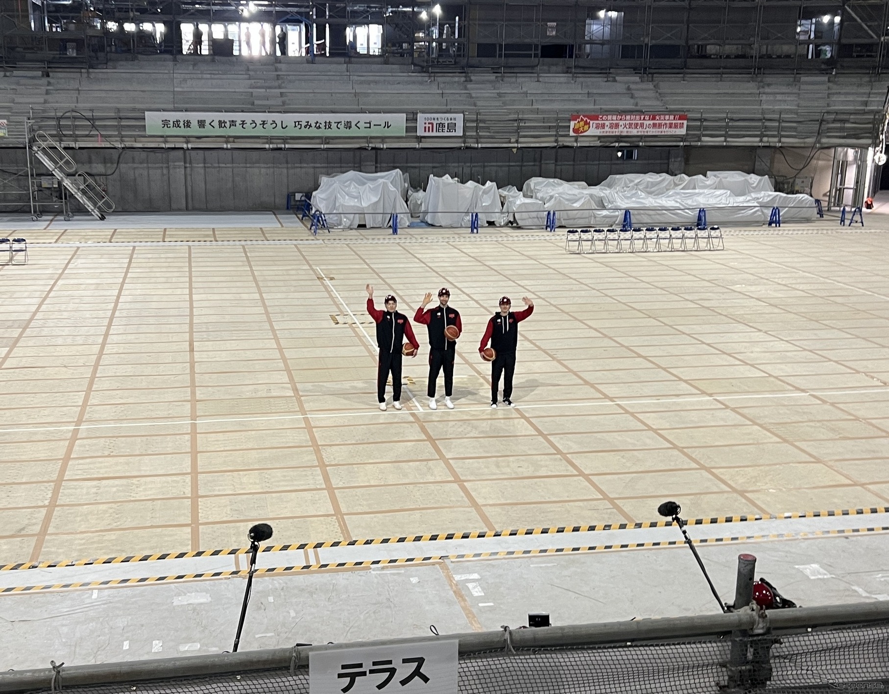 テラスからの眺め。選手の足元に引いてある白い線がコートを示している