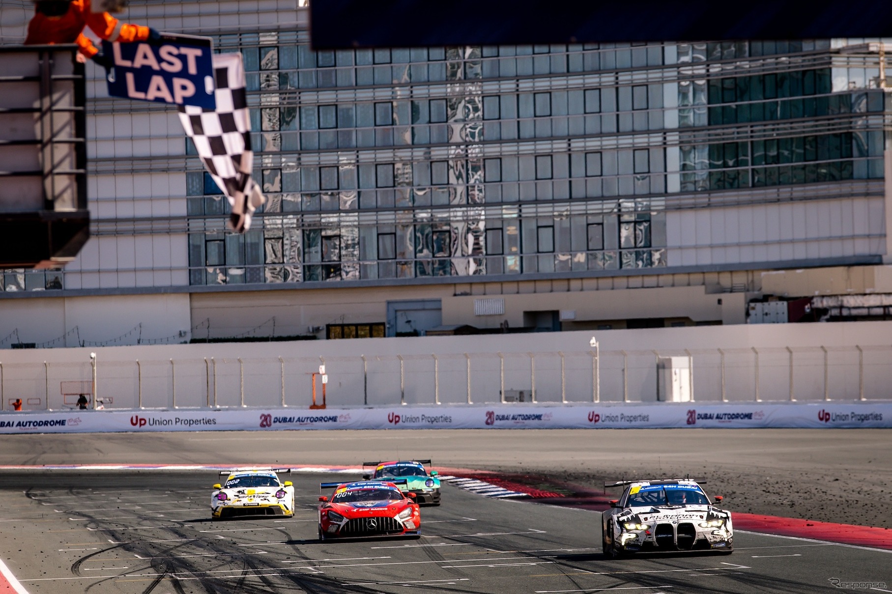 BMW『M4 GT3 EVO』がドバイ24時間レースで総合優勝