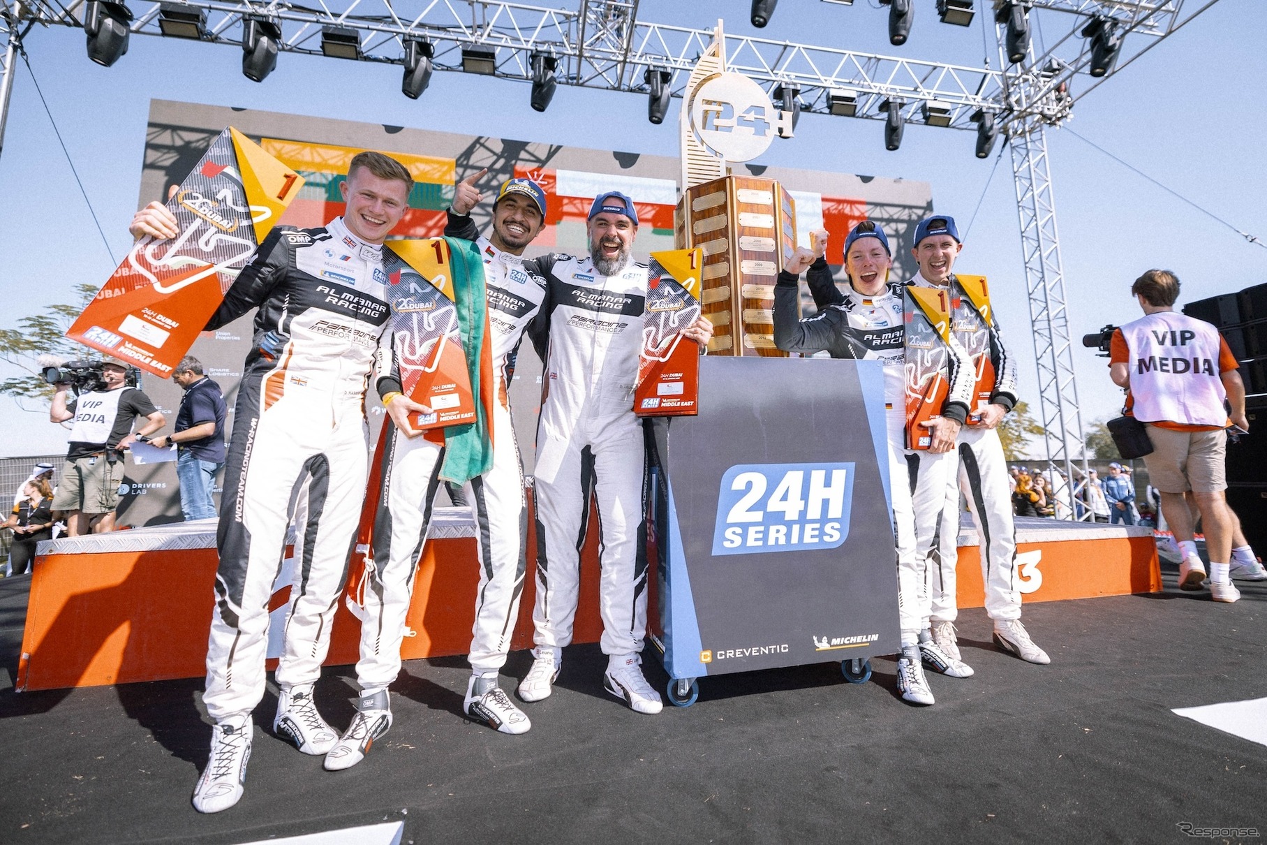 BMW『M4 GT3 EVO』がドバイ24時間レースで総合優勝