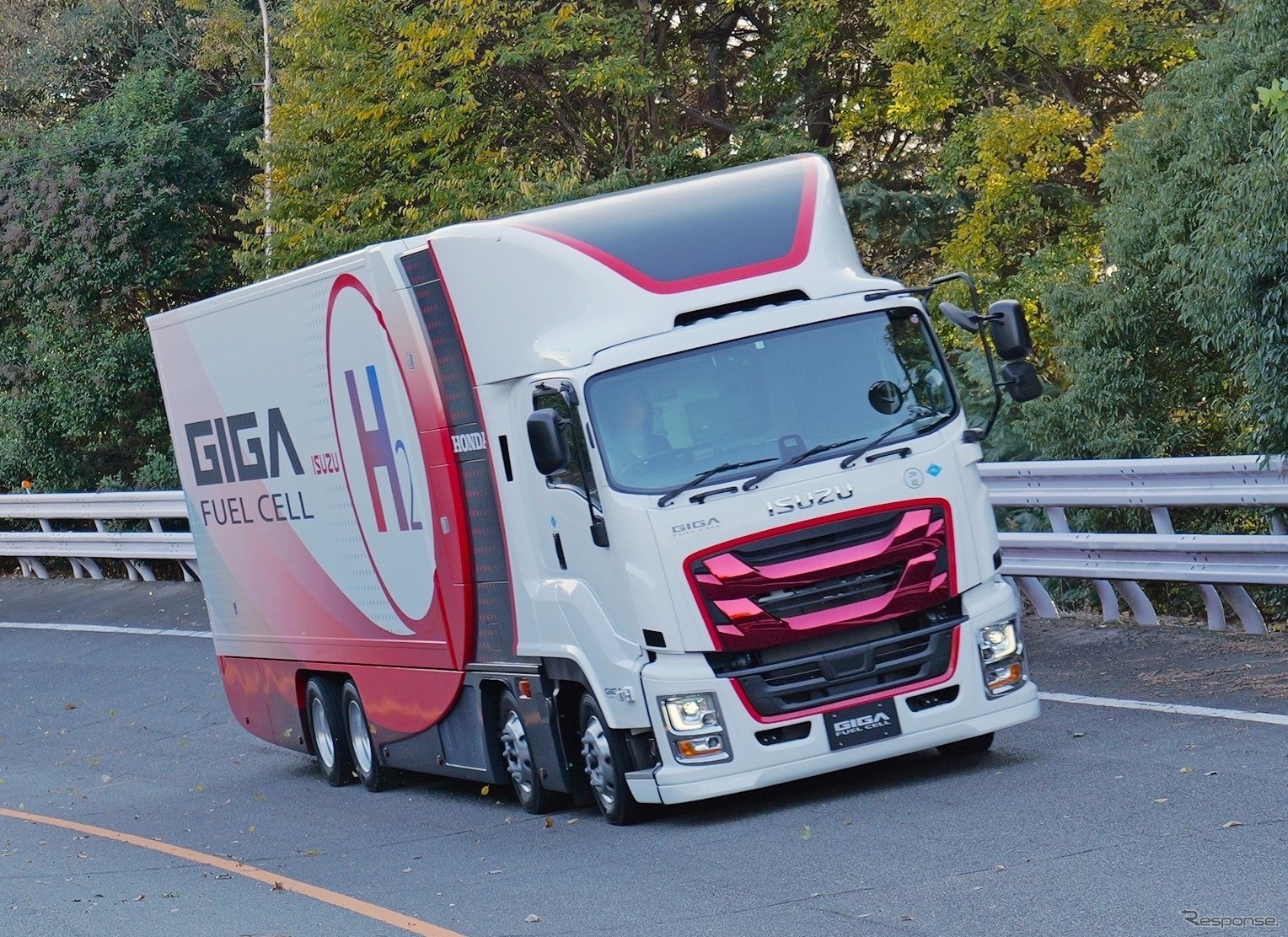 いすゞとの共同研究による大型FCトラック「GIGA FUEL CELL」