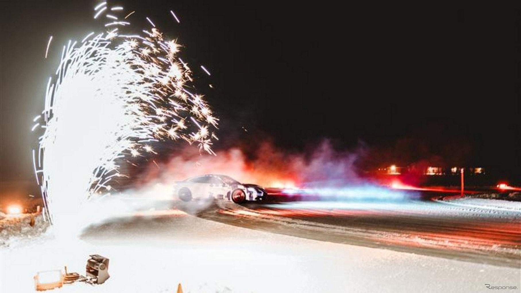 ポルシェ『タイカン』が氷上EV連続ドリフトでギネス世界新記録。17.503kmを走破