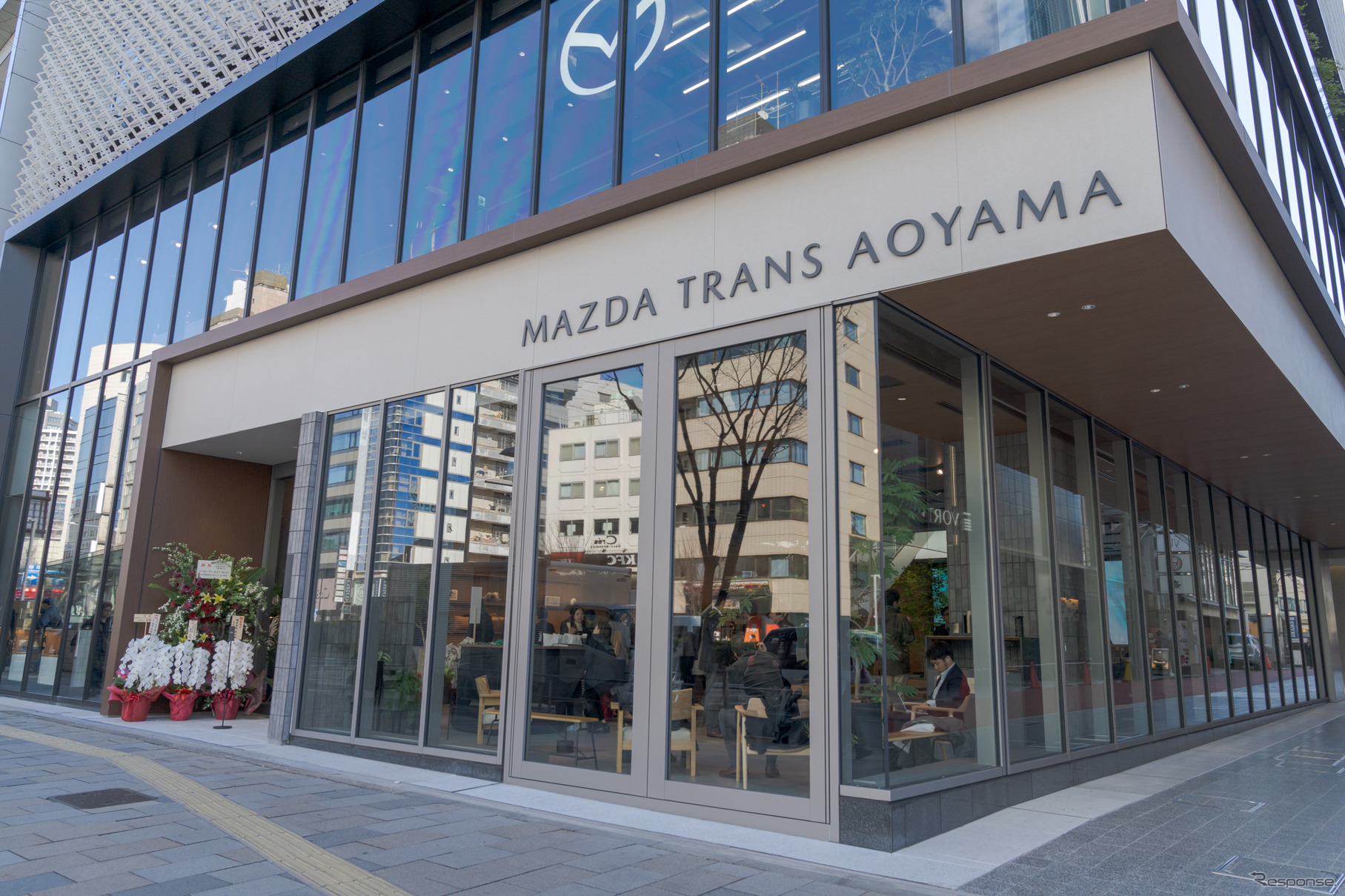 MAZDA TRANS AOYAMAの建物外観はガラス張りで中が見えているため、入りやすい雰囲気。