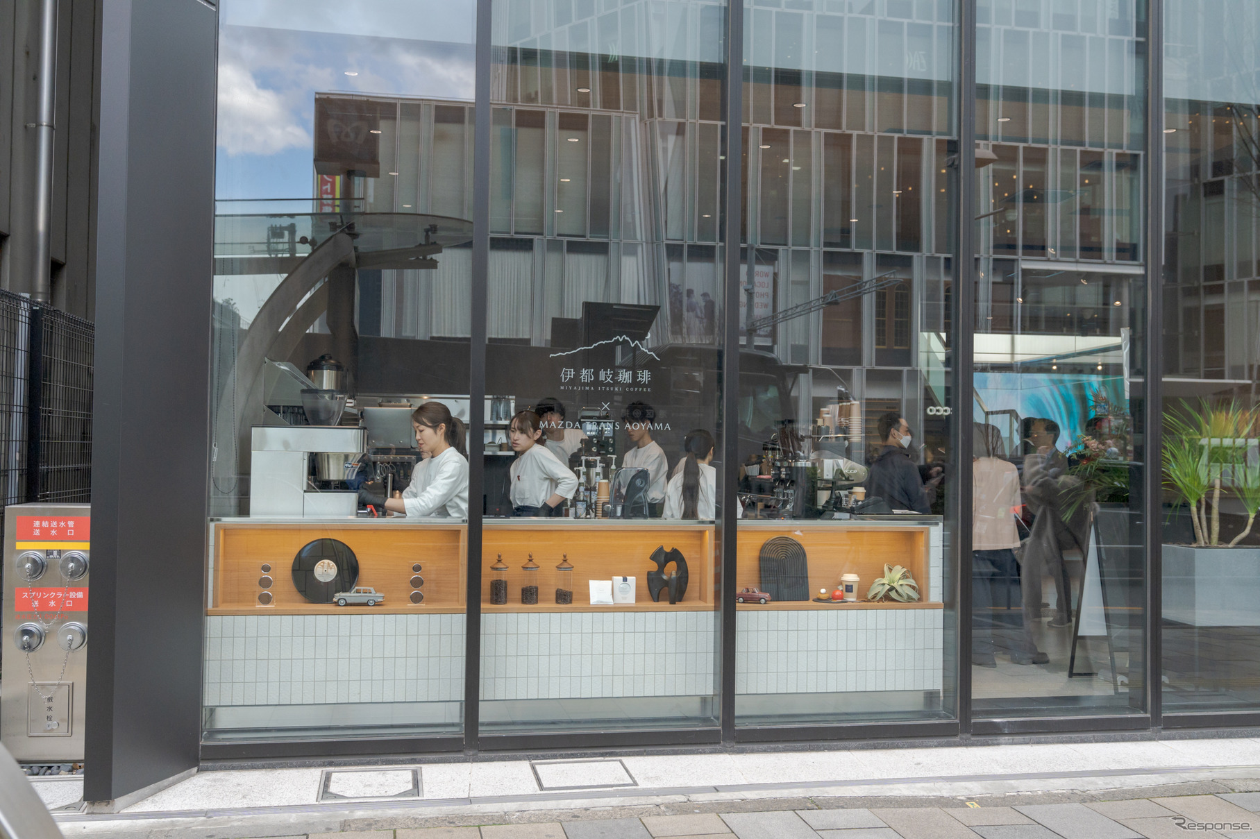 伊都岐珈琲もガラス張りで見やすいので、待ち合わせ場所としてもアリ? 東京メトロ銀座線 表参道駅のB1出口を出たらすぐだ。