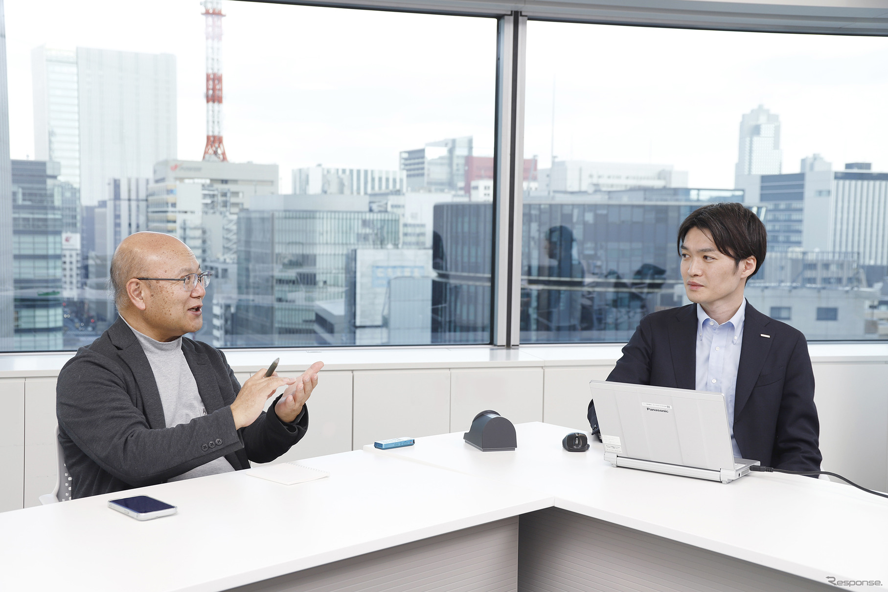 パナソニック エレクトリックワークス社 エネルギー・IoTソリューションセンター 山本悠斗氏（右）とインタビュアーの会田肇氏（左）