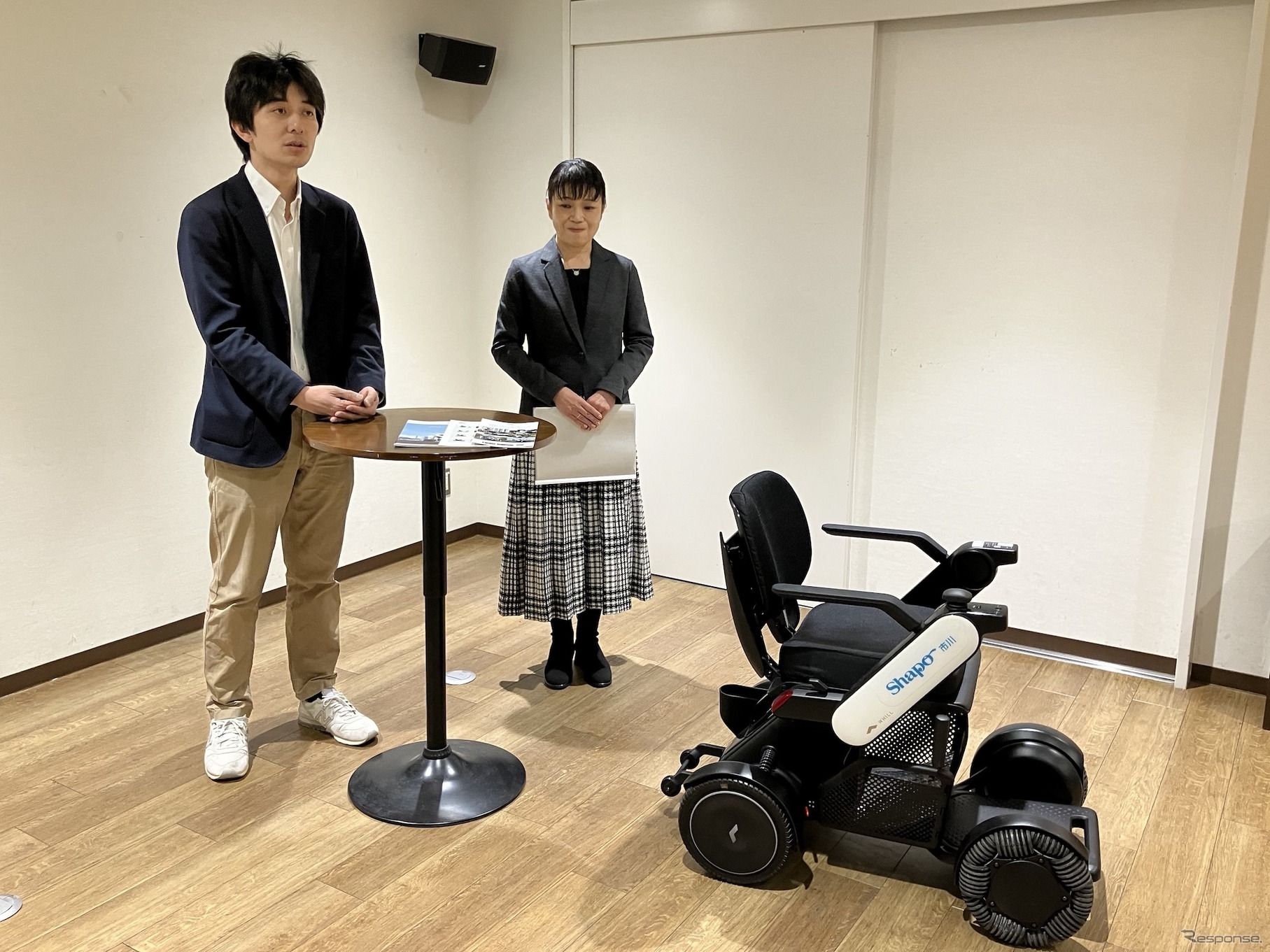 WHILL社の杉浦本部長（向かって左）とジェイアール東日本都市開発の柳澤執行役員