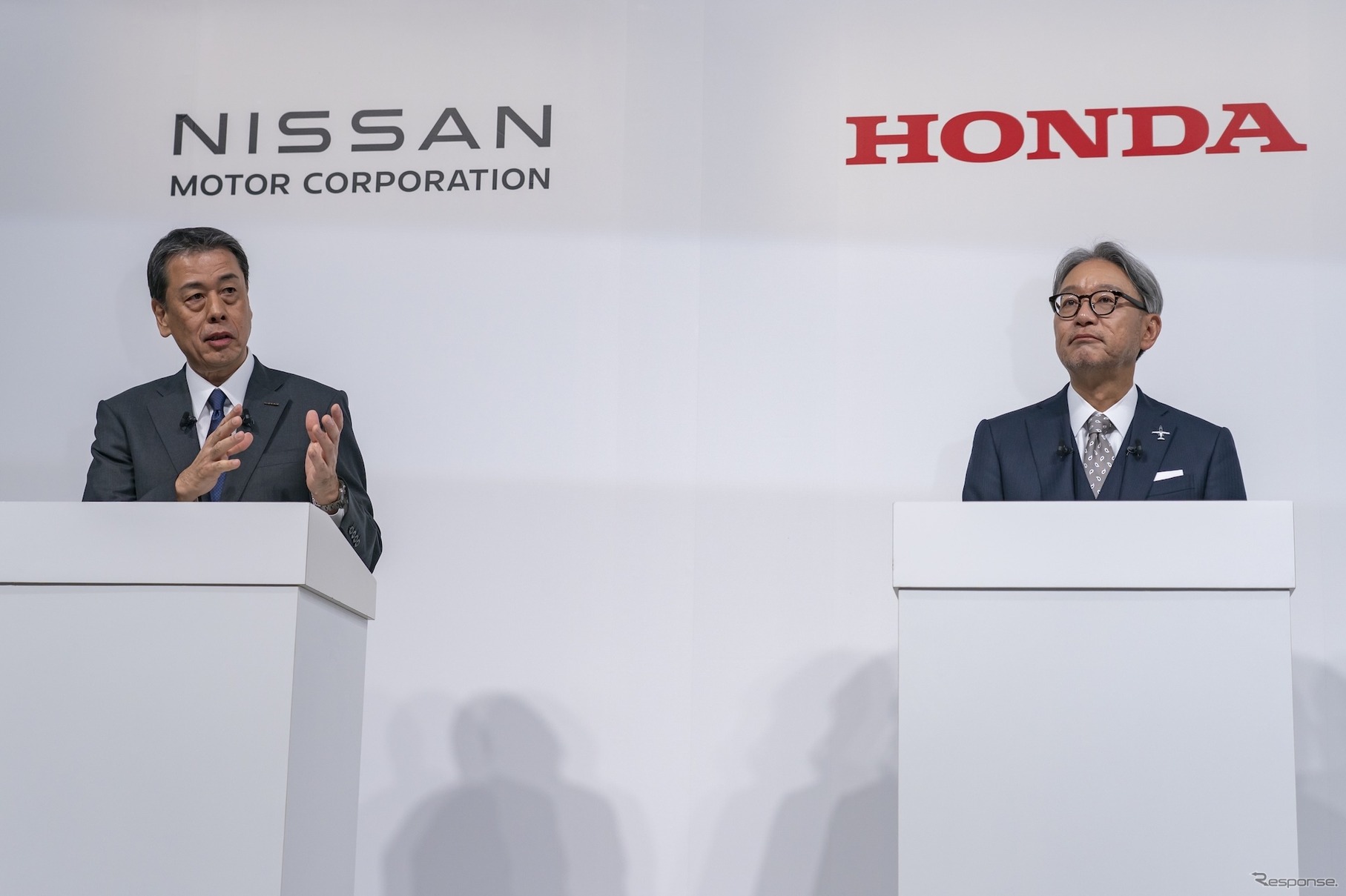 日産の内田社長（向かって左）とホンダの三部社長（2024年12月）