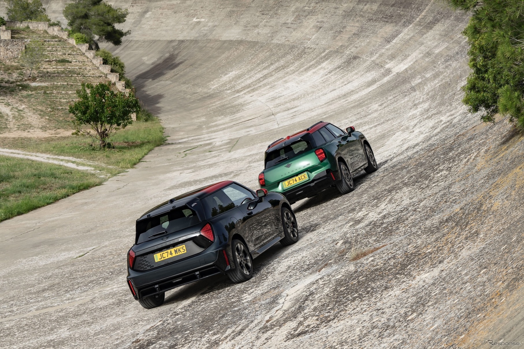 MINI ジョン・クーパー・ワークスE（向かって左）とMINI ジョン・クーパー・ワークス・エースマンE