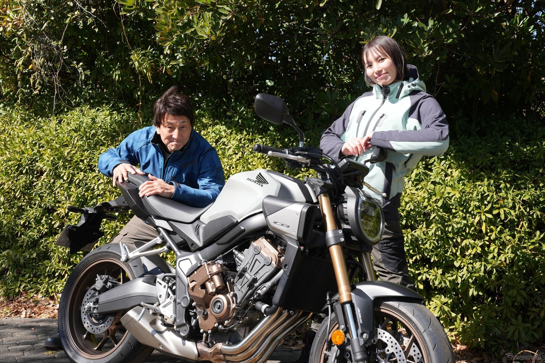 丸山浩（左）、まあさ（右）とホンダ CB650R E-Clutch