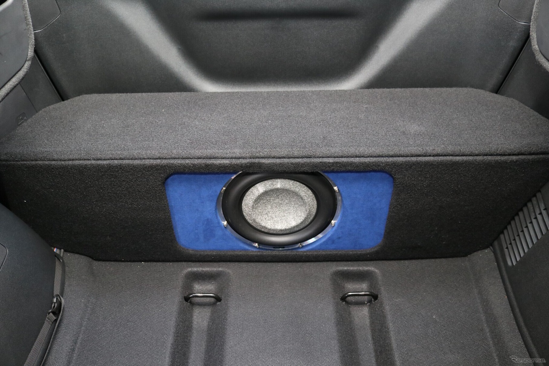 アンプラックの前方はこの通りサブウーファーがインストールされている。車室内側に振動板を見せる構造だ。