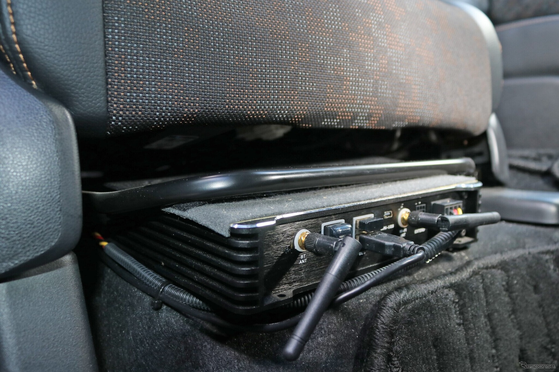 シート下のわずかな隙間に収まっているのがゴールドホルンのデジタルプレイヤーであるG3 SEII。