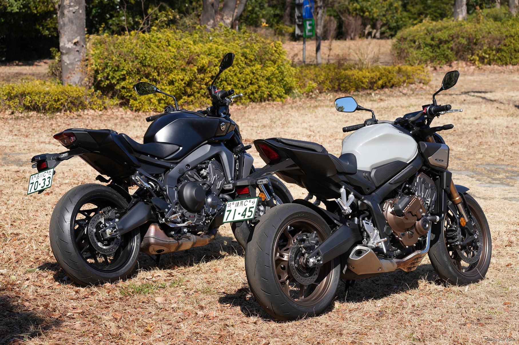 ヤマハ MT-09 Y-AMT（左）とホンダ CB650R E-Clutch（右）