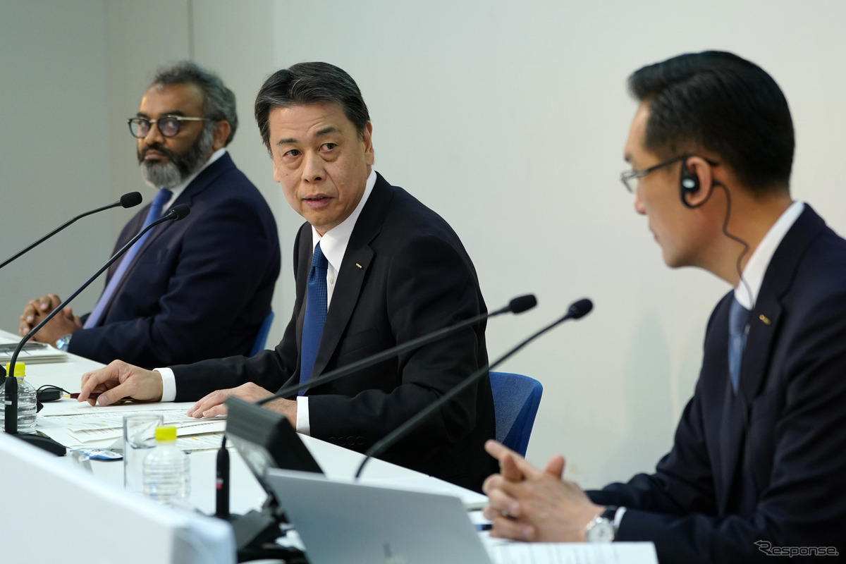 日産自動車、内田誠社長兼CEO（中央、2020年5月）